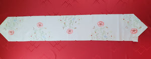 Tischband Blumenwiese 25x150cm spitz ,5 Motive seitlich angeordnet, Grundfarbe ecru, Stickerei Mohnblume rot mit bunten Blümchen,100% Polyester, 30°C Maschinenschonwäsche (Waschbeutel)