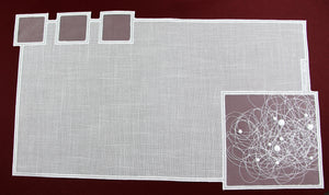 Hier sind  dreidimensionale Stickereien auf Quadrate mit Organza eingearbeitet, die an kleine Schneebälle erinnern. Deswegen nennt man dieses Modell auch Schneeballspitze.  Tischläufer 31x54cm eckig, je ein größeres Quadrat von  18x18cm an der Ecke und drei kleinere Quadrate zu jeweils 6x6cm zieren die Seiten der Decke. Das weiße, feine Grundmaterial aus 100% Polyester ist sehr pflegeleicht und in der Maschine bei 30°C Schonwäsche waschbar. ( Waschbeutel verwenden)